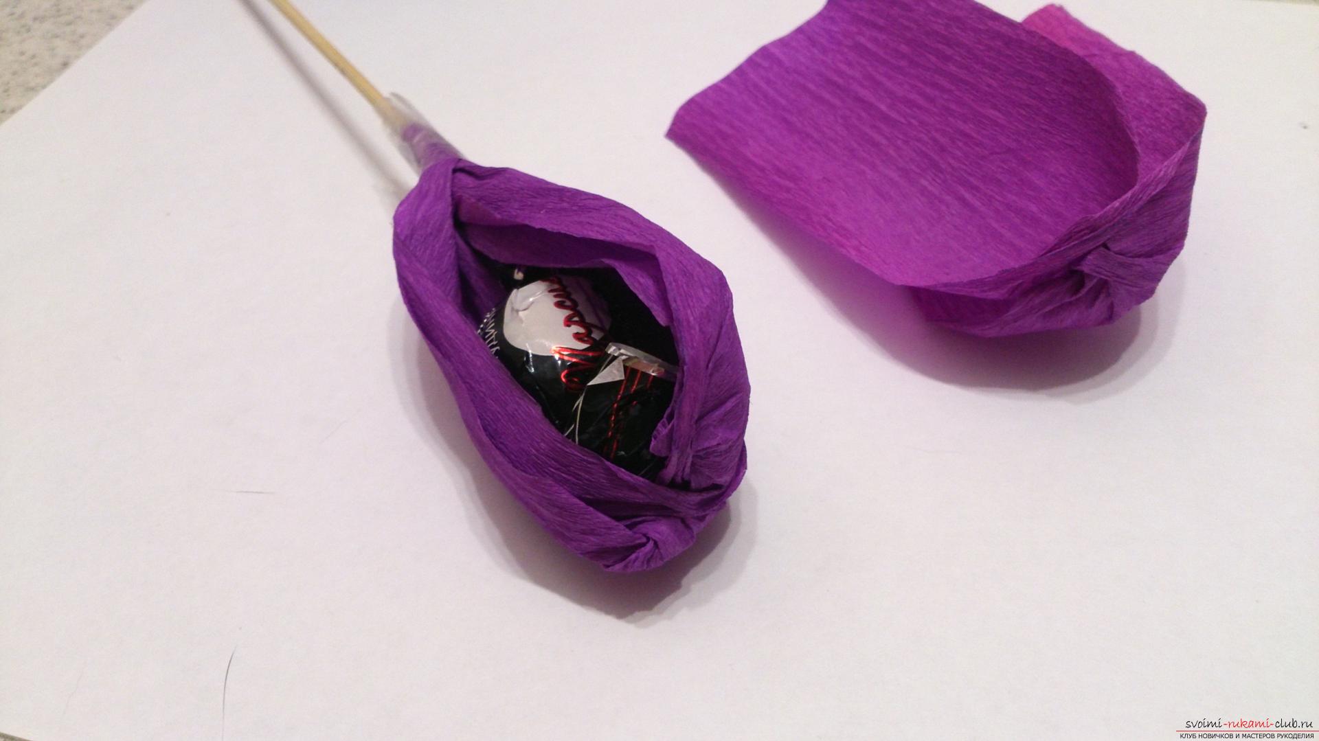 Мастер-класс научит как изготовить цветы из бумаги своими руками и составить из них букеты из конфет.. Фото №12